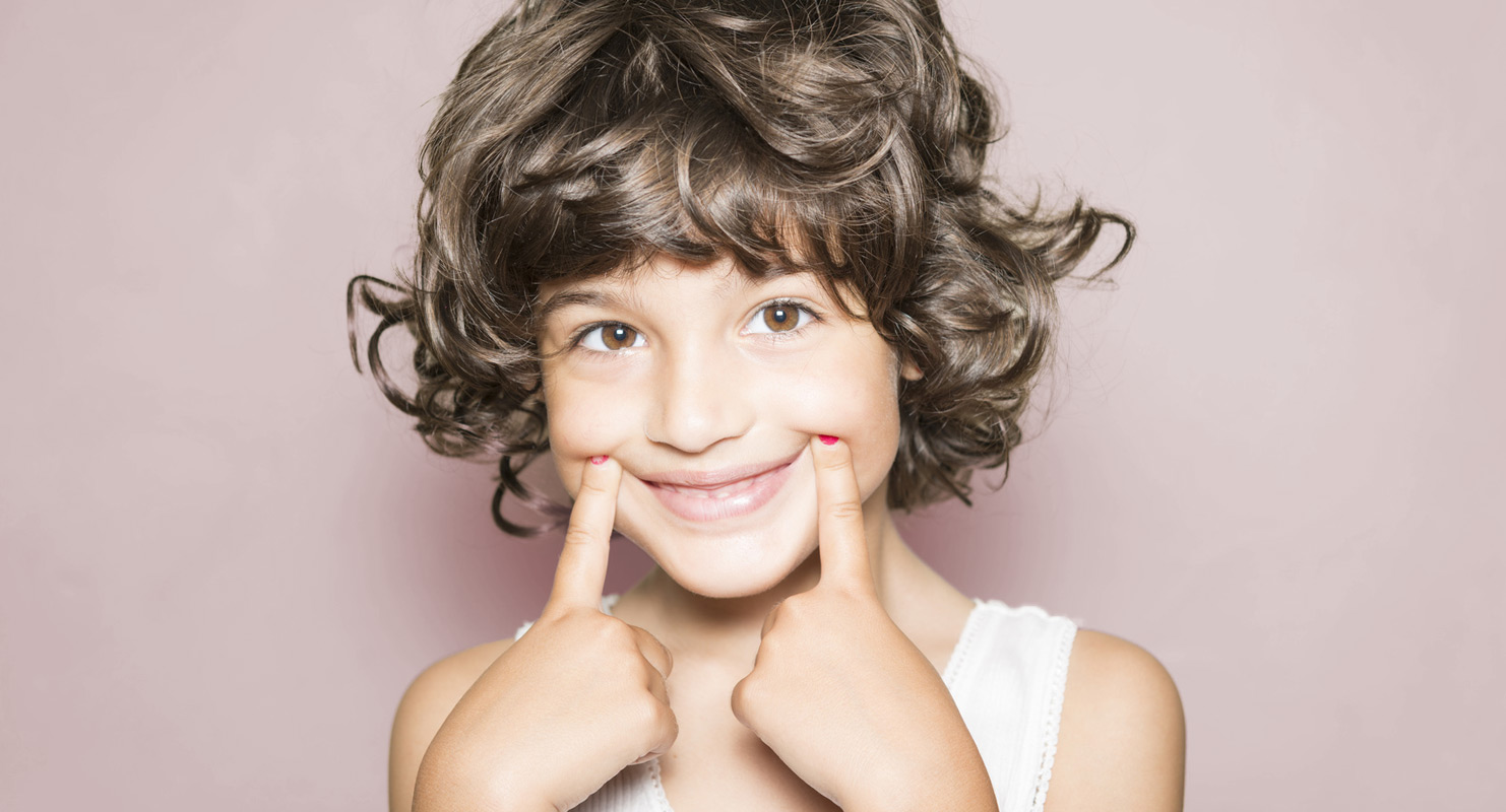 Lachendes Mädchen mit Locken