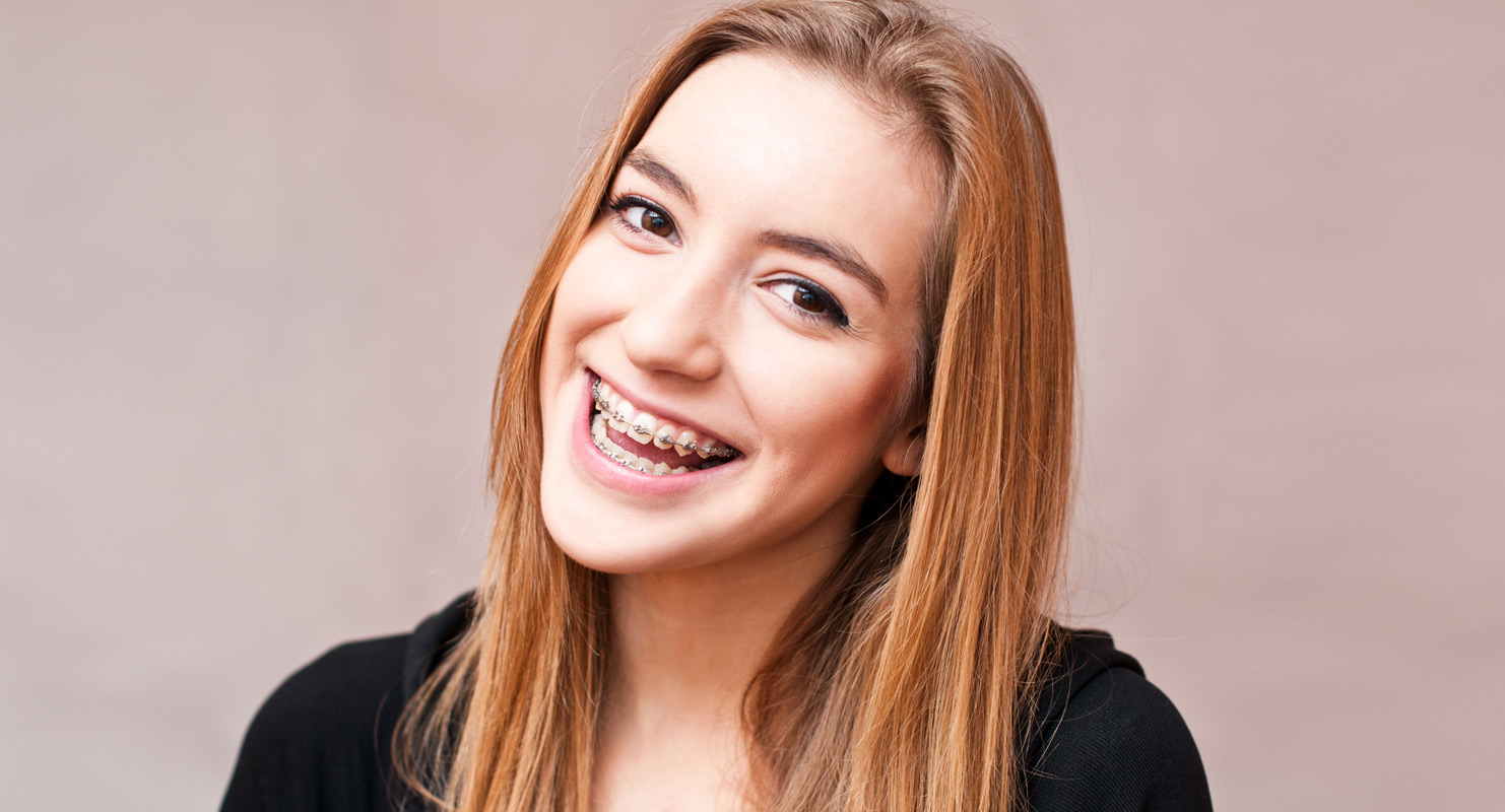 Mädchen mit Zahnspange